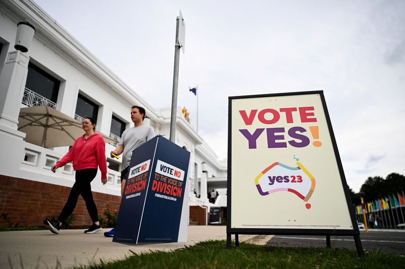 &copy; Reuters. Voters walk past Vote 'Yes' and Vote 'No' signs at the Old Australian Parliament House, during The Voice referendum in Canberra, Australia, October 14, 2023. REUTERS/Tracey Nearmy