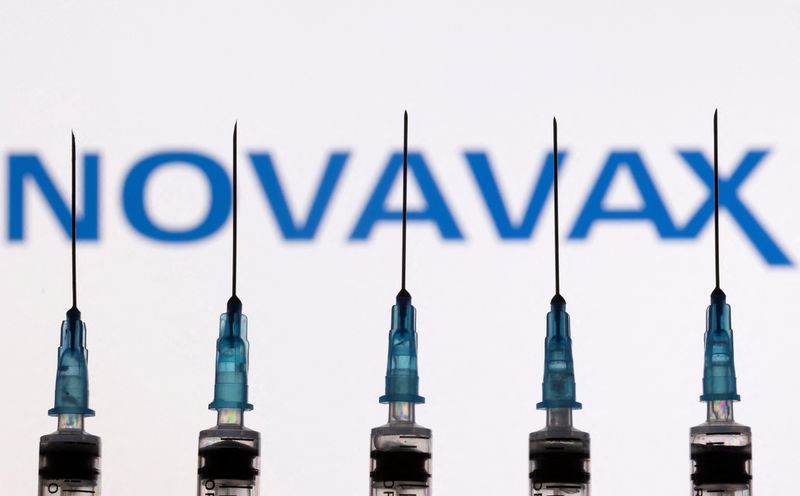 &copy; Reuters. FILE PHOTO: Syringes with needles are seen in front of a displayed Novavax logo in this illustration taken, November 27, 2021. REUTERS/Dado Ruvic/Illustration/File Photo