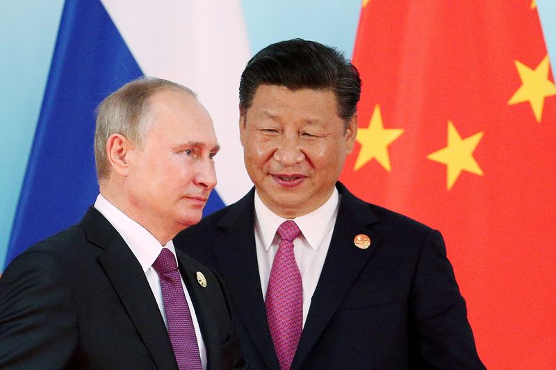 © Reuters. FILE PHOTO: Chinese President Xi Jinping (R) stands next to Russian President Vladimir Putin as he arrives for a group photo  during the BRICS Summit at the Xiamen International Conference and Exhibition Center in Xiamen, southeastern China's Fujian Province, China September 4, 2017. REUTERS/Wu Hong/Pool/File Photo