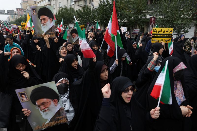 © Reuters. إيرانيون خلال المشاركة في مظاهرة دعما للفلسطينيين في طهران يوم 13 أكتوبر تشرين الأول 2023 في صورة لرويترز من وكالة غرب آسيا للأنباء (وانا).