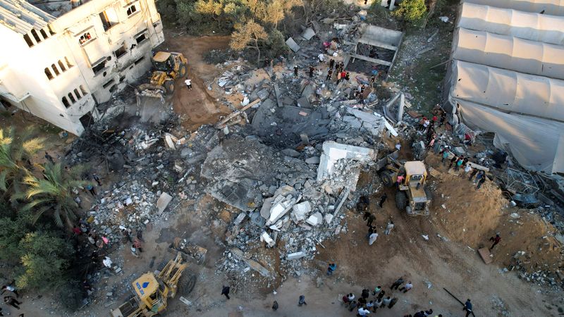 &copy; Reuters. مشهد يظهر بقايا منزل دُمر في قصف إسرائيلي بوسط قطاع غزة يوم الأحد. تصوير: محمد فايق أبو مصطفى - رويترز.