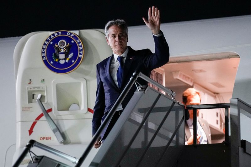 &copy; Reuters. وزير الخارجية الأمريكي أنتوني بلينكن يلوح لدى وصوله إلى الرياض يوم السبت في صورة لرويترز من ممثل لوكالات الأنباء.