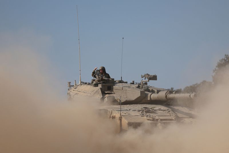 &copy; Reuters. دبابة إسرائيلية متمركزة في أعقاب تسلل عناصر تابعة لحركة حماس من قطاع غزة في كيبوتز بيري جنوب إسرائيل يوم السبت. تصوير: فيوليتا سانتوس مورا - 