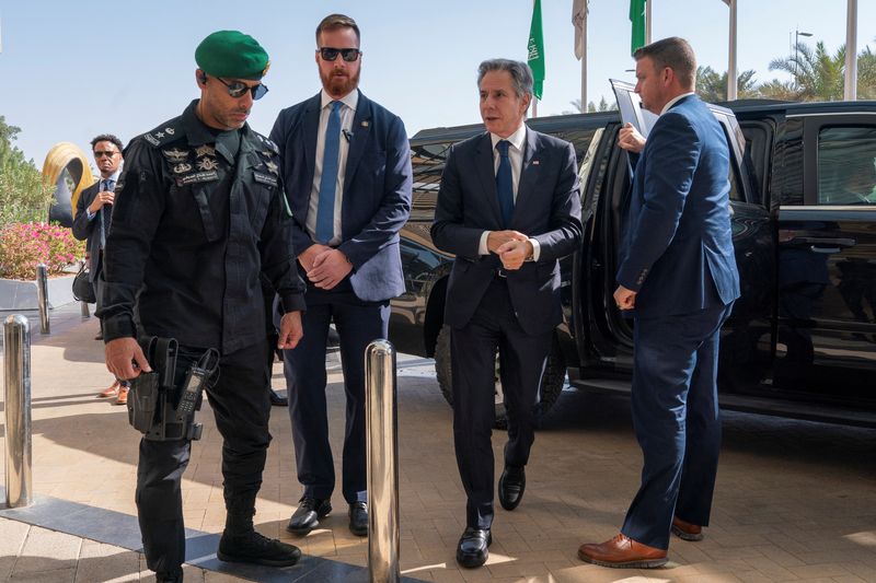&copy; Reuters. U.S. Secretary of State Antony Blinken returns to his hotel after meeting with Saudi Crown Prince Mohammed bin Salman, in Riyadh, Saudi Arabia October 15, 2023. Jacquelyn Martin/Pool via REUTERS