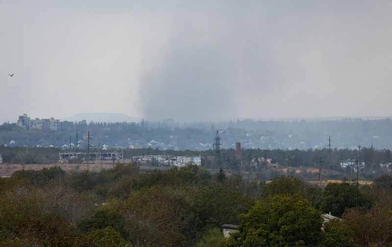 &copy; Reuters. دخان يتصاعد فوق بلدة أفدييفكا كما شوهد من قرية في منطقة دونيتسك الأوكرانية التي تسيطر عليها روسيا يوم 13 أكتوبر تشرين الأول 2023. تصوير: ألكسند