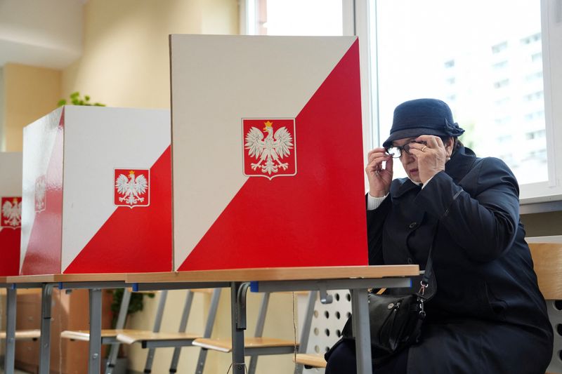 &copy; Reuters. Une femme vote à Varsovie lors des élections législatives polonaises. /Photo prise le 15 octobre 2023/REUTERS/Aleksandra Szmigiel