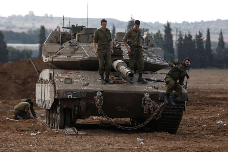 &copy; Reuters. Des soldats israéliens sur un char près de la frontière entre Israël et la bande de Gaza. /Photo prise le 15 octobre 2023/REUTERS/Amir Cohen