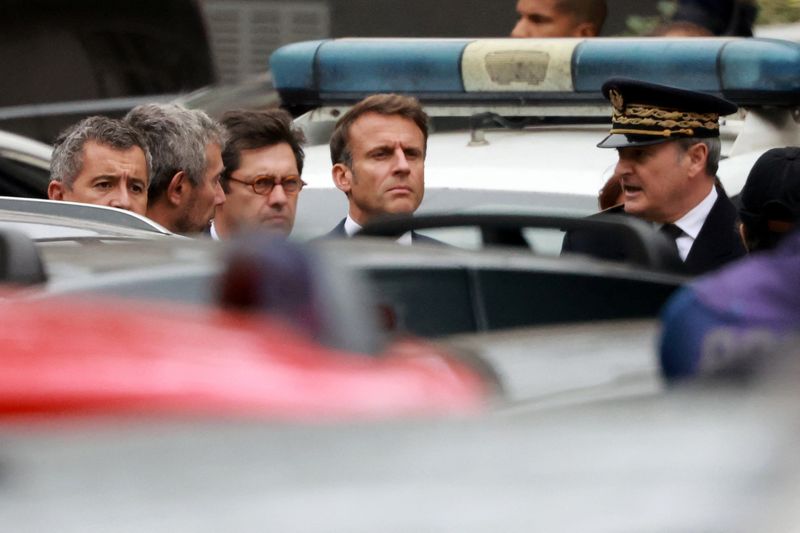 &copy; Reuters. Emmanuel Macron, Gérald Darmanin et des responsables arrivent au lycée Gambetta-Carnot d'Arras où un enseignant a été tué dans une attaque au couteau. /Photo prise le 13 octobre 2023/REUTERS/Pascal Rossignol