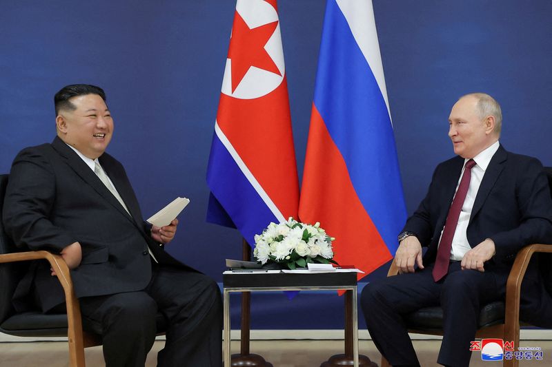 &copy; Reuters. الرئيس الروسي فلاديمير بوتين وزعيم كوريا الشمالية خلال اجتماع في منطقة أمور بالشرق الأقصى بروسيا يوم 13 سبتمبر أيلول 2023 في صورة أصدرتها وكال
