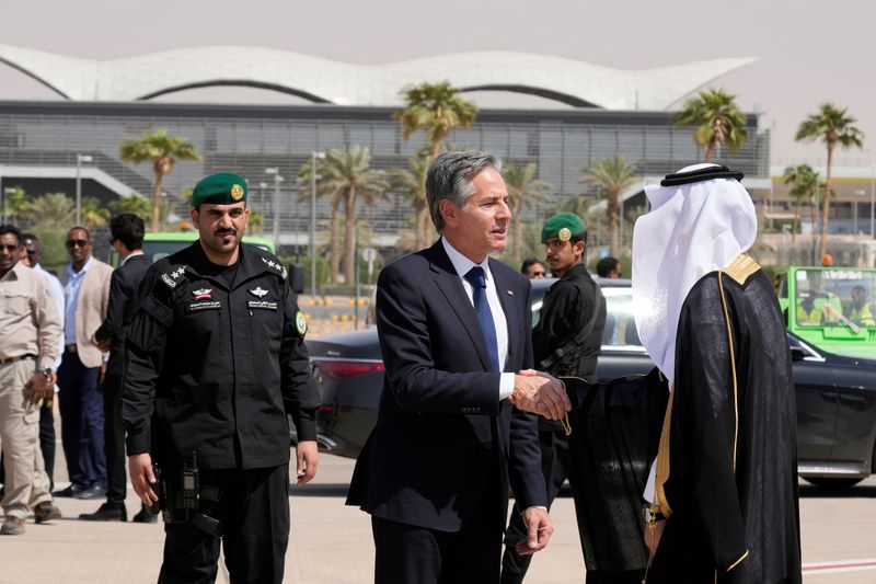 &copy; Reuters. وزير الخارجية الأمريكي أنتوني بلينكن يصافح مسؤولا سعوديا قبل مغادرة الرياض يوم الأحد في صورة لرويترز من ممثل لوكالات الأنباء.