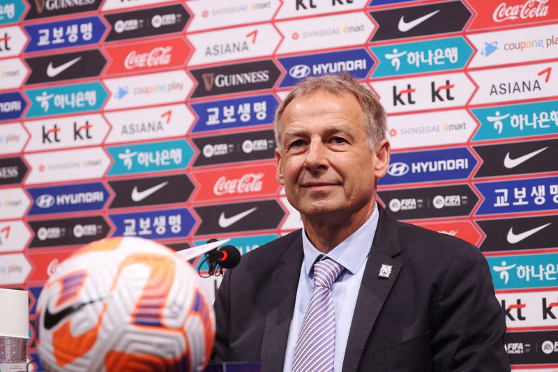 &copy; Reuters. يورجن كلينسمان مدرب منتخب كوريا الجنوبية الأول لكرة القدم خلال مؤتمر صحفي في المركز الوطني لكرة القدم في مدينة باجو بكوريا الجنوبية يوم الت