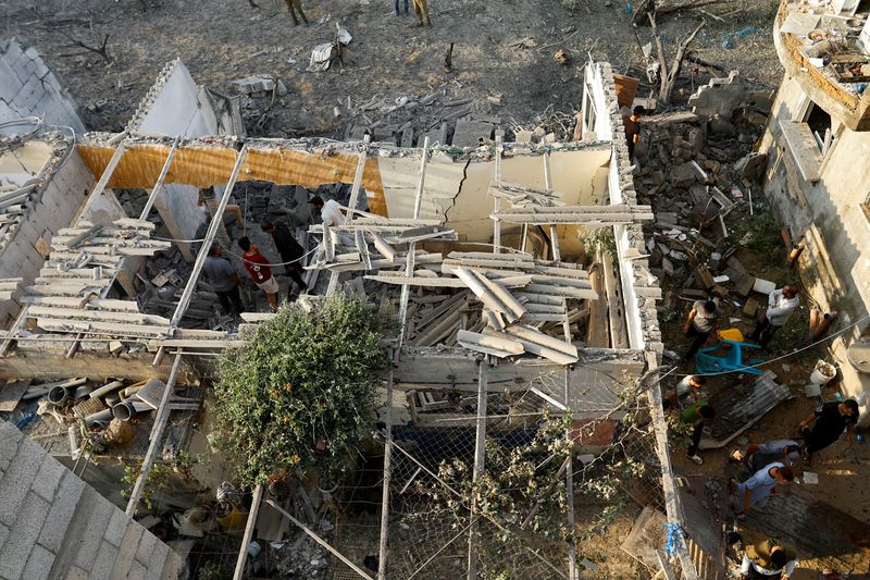 &copy; Reuters. فلسطينيون يتفقدون الضرر الذي لحق بمنزل تعرض لضربات جوية إسرائيلية في مدينة خان يونس جنوب قطاع غزة يوم 11 أكتوبر تشرين الأول 2023. تصوير: إبراهي