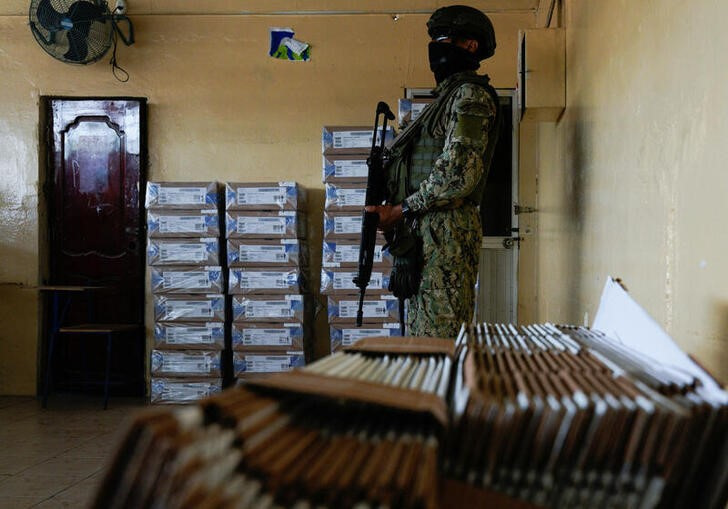 &copy; Reuters. Un soldado custodia las urnas en un colegio electioral en Durán, Ecuador. 14 octubre 2023. REUTERS/Santiago Arcos