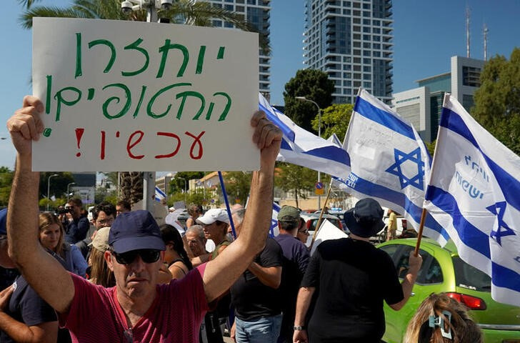 &copy; Reuters. Cientos de israelíes se manifiestan en la ciudad israelí de Tel Aviv para pedir la liberación de los rehenes capturados por Hamás. 14 octubre 2023. REUTERS/Janis Laizans