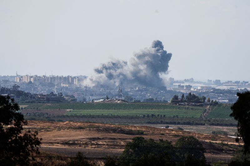 © Reuters. Smoke rises in the air following Israeli bombings in Gaza, as seen from Israel's border with the Gaza Strip, in southern Israel October 15, 2023. REUTERS/Amir Cohen