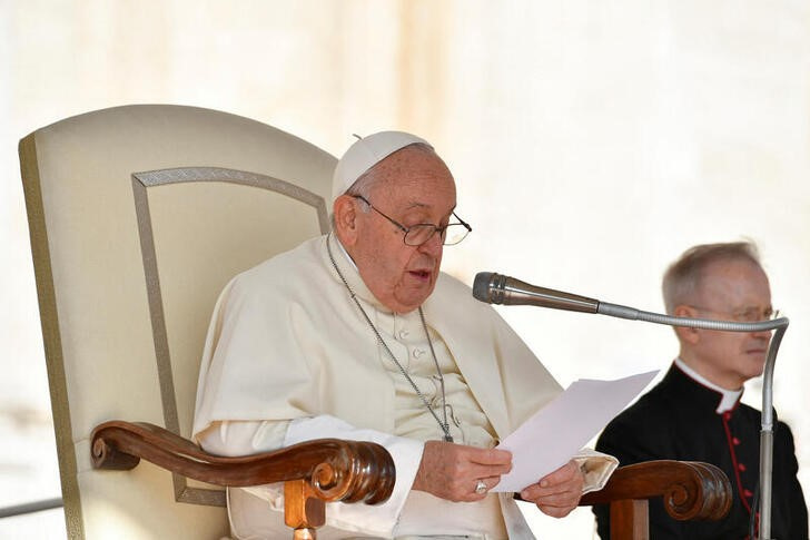 &copy; Reuters. Imagen de archivo del Papa Francisco hablando durante la audiencia general semanal en la Plaza de San Pedro del Vaticano. 11 octubre 2023. Vatican Media/entrega vía Reuters. ATENCIÓN EDITORES - ESTA IMAGEN FUE ENTREGADA POR UNA TERCERA PARTE.