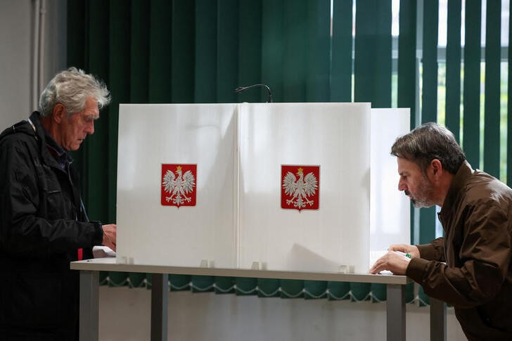 PiS polaco lidera elección, pero oposición aspira a la mayoría: sondeo a boca de urna