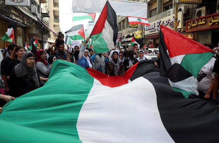 &copy; Reuters. Imagen de archivo de cientos de personas manifestándose en solidaridad con los palestinos en Beirut, Líbano. 13 octubre 2023. REUTERS/Mohamed Azakir