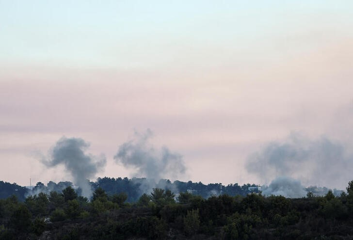 &copy; Reuters. Imagen de archivo de columnas de humo procedentes de un bombardeo israelí en Alma Al-Shaab, sur de Líbano. 13 octubre 2023. REUTERS/Thaier Al-Sudani