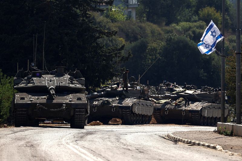 © Reuters. دبابات إسرائيلية تسير في جنوب إسرائيل قرب الحدود الإسرائيلية مع لبنان يوم 12 أكتوبر تشرين الأول 2023 . تصوير : ليسي نيسنر - رويترز . 