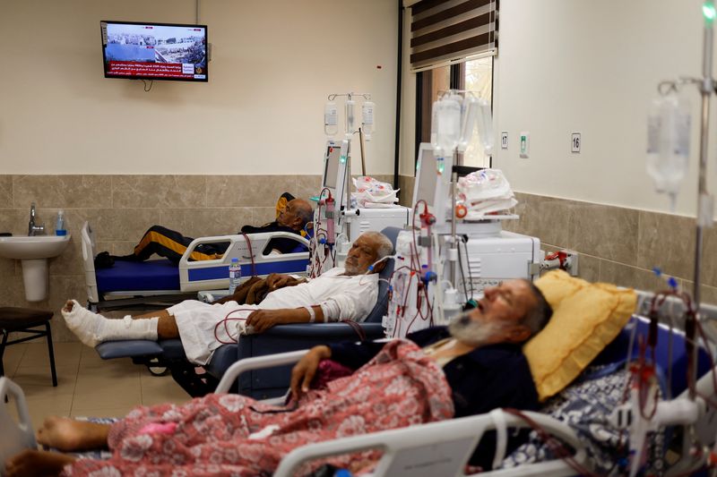&copy; Reuters. مرضى كلى فلسطينيون يرقدون في مستشفى في خان يونس جنوب قطاع غزة بينما يقول مسؤولو صحة إن الوقود آخذ في النفاد يوم السبت. تصوير: محمد سالم - رويت