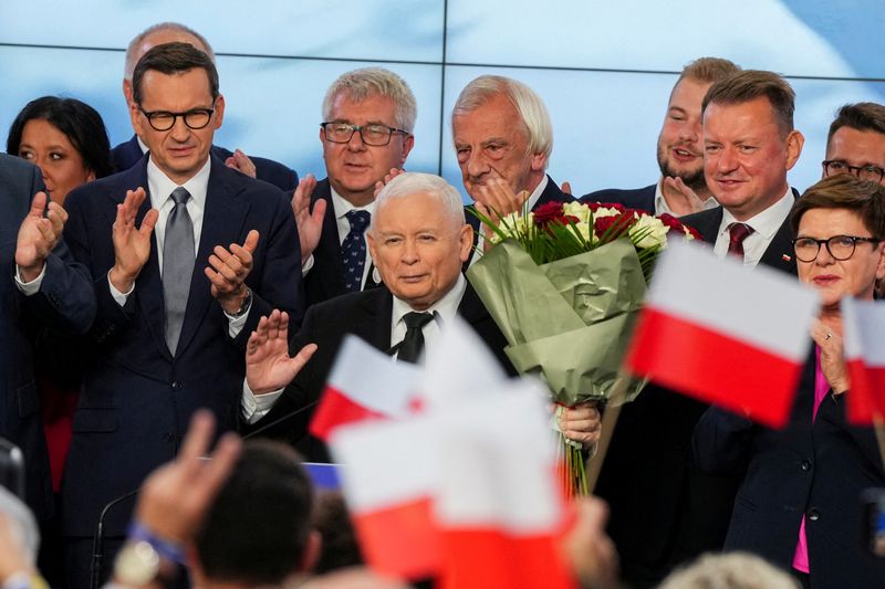 © Reuters. Leader of Poland's ruling conservative Law and Justice (PiS) party Jaroslaw Kaczynski, holds flowers during a speech after the exit poll results are announced in Warsaw, Poland, October 15, 2023. REUTERS/Aleksandra Szmigiel