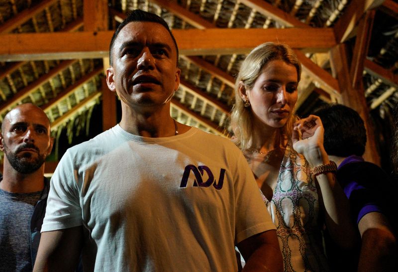 &copy; Reuters. Ecuadorian presidential candidate Daniel Noboa and his wife Lavinia Valbonesi, attend a presidential election night gathering, in Santa Elena, Ecuador October 15, 2023. REUTERS/Santiago Arcos