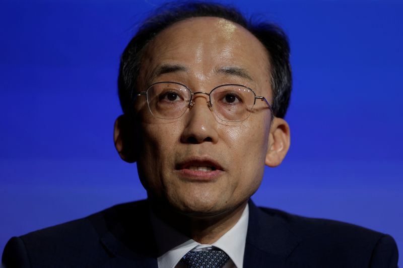 &copy; Reuters. FILE PHOTO: South Korean Deputy Prime Minister and Minister of Economy and Finance Choo Kyung-ho takes part in a panel on the third day of the annual meeting of the International Monetary Fund and the World Bank, following last month's deadly earthquake, 