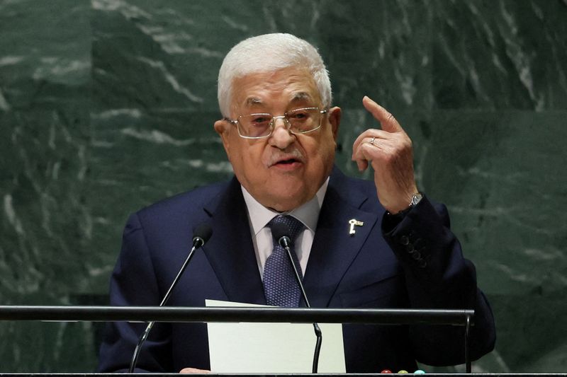 &copy; Reuters. パレスチナ自治政府の通信社ＷＡＦＡは１５日、イスラム組織ハマスの行動を批判するアッバス自治政府議長の発言を公表したが、後でハマスに言及した部分を削除した。写真はアッバス議