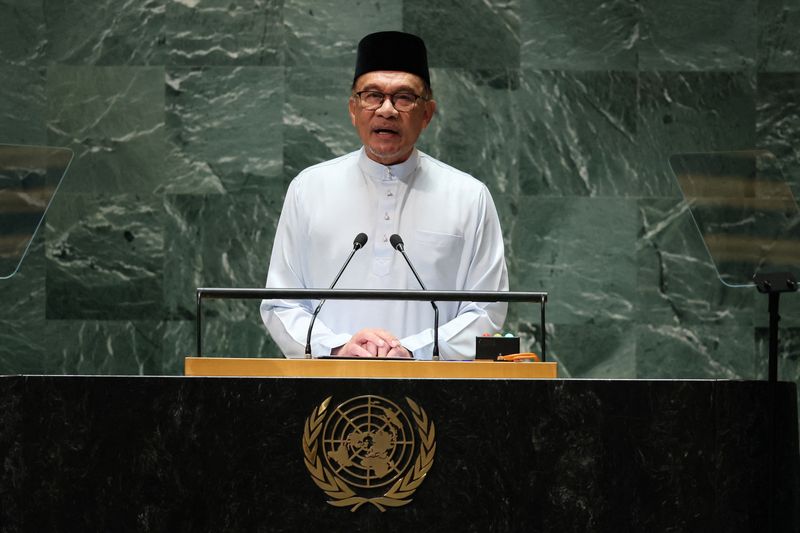 &copy; Reuters. رئيس الوزراء الماليزي أنور إبراهيم يتحدث خلال الجمعية العامة للأمم المتحدة في نيويورك يوم 22 سبتمبر أيلول 2023. تصوير: برندان مكدرميد - رويترز.
