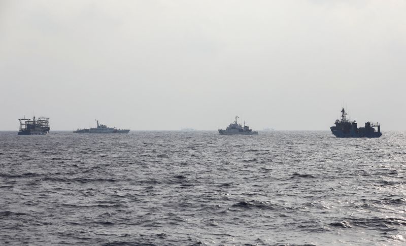 &copy; Reuters. １０月１６日、フィリピン軍は、中国人民解放軍の艦船が先週、南シナ海のパグアサ島周辺でフィリピン海軍の艦船に接近したとして「危険な行為」をやめるよう求めた。写真は４日、南シ