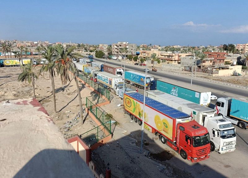 &copy; Reuters. Una vista di camion che trasportano aiuti umanitari per i palestinesi in attesa della riapertura del valico di Rafah verso Gaza, nel conflitto in corso tra Israele e il gruppo islamista palestinese Hamas, nella città di Al-Arish, nella penisola del Sinai
