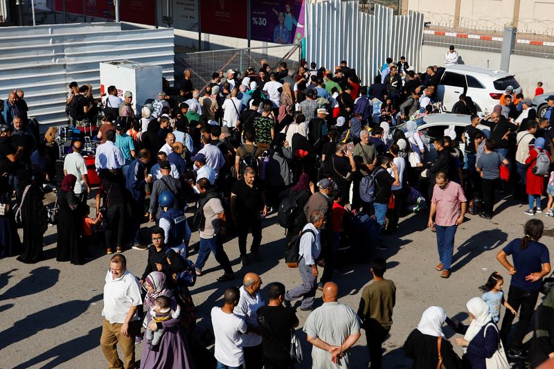 &copy; Reuters. فلسطينيون بجنسيات مزدوجة يقفون أمام معبر رفح الحدودي مع مصر ينتظرون الحصول على موافقة لمغادرة غزة في رفح بجنوب غزة يوم الاثنين. تصوير: إبراه
