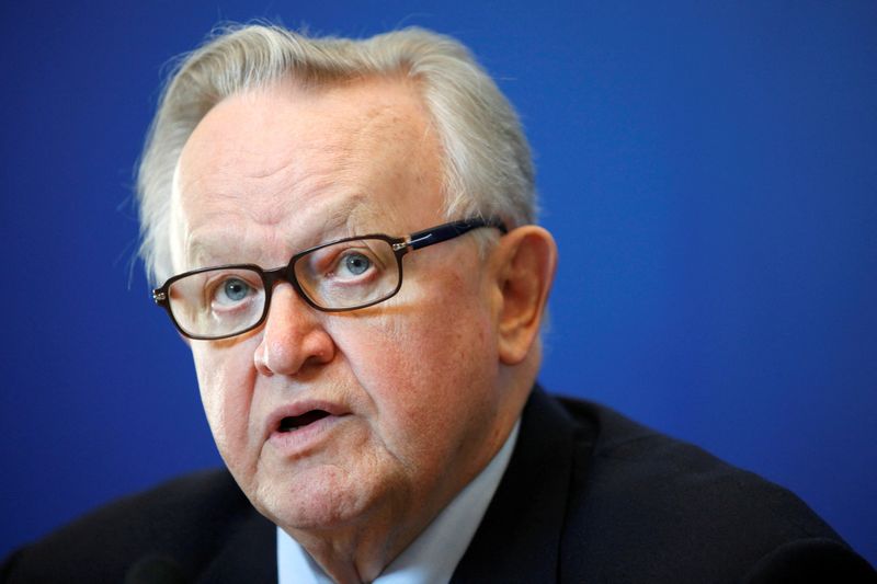 &copy; Reuters. FOTO DE ARCHIVO: El premio Nobel de la Paz y expresidente de Finlandia Martti Ahtisaari interviene en un seminario con miembros de la Comisión Independiente sobre Turquía en Estocolmo el 8 de septiembre de 2009.   REUTERS/Bob Strong