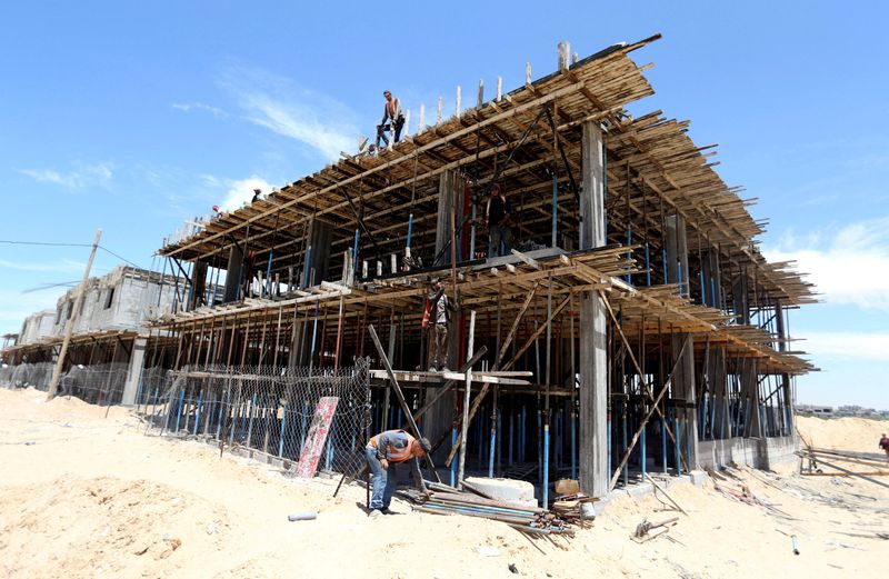 &copy; Reuters. FILE PHOTO: Palestinian workers work in a Qatari-funded construction project in the southern Gaza Strip June 7, 2017. REUTERS/Ibraheem Abu Mustafa/File Photo