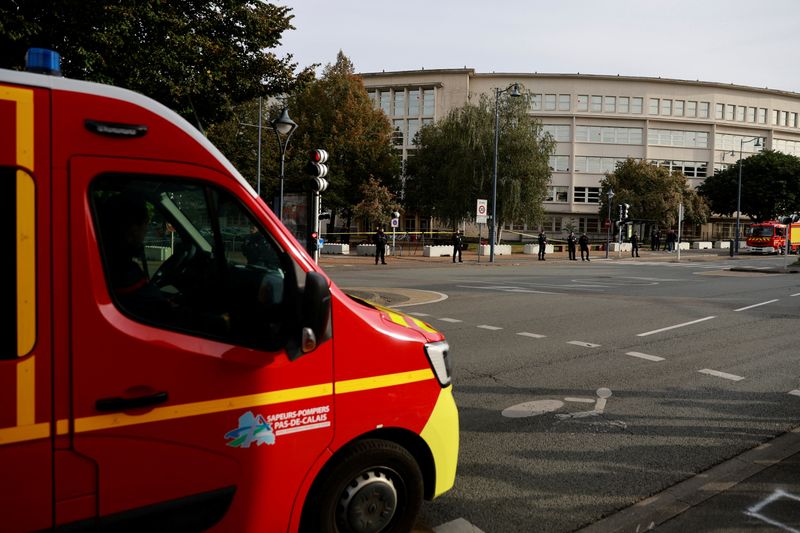 &copy; Reuters. أفراد شرطة ورجال إطفاء من أمام مدرسة جامبيتا-كارنوت الفرنسية بعد إخلاء المدرسة بسبب إنذار بوجود قنبلة في أراس بفرنسا يوم الاثنين. تصوير: باس