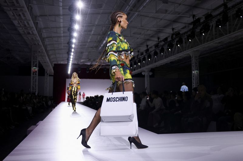 &copy; Reuters. Una modella presenta una creazione della collezione Moschino Primavera/Estate 2024 durante la Settimana della Moda a Milano, Italia, 21 settembre 2023. REUTERS/Claudia Greco/Foto del file
