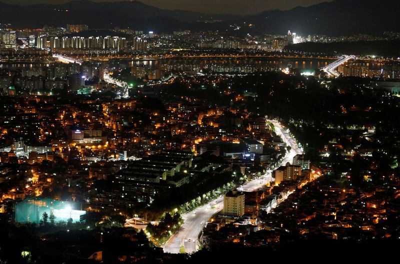 © Reuters. FILE PHOTO: The city is illuminated at night in this general view of central Seoul August 13, 2013. REUTERS/Lee Jae-Won/File Photo