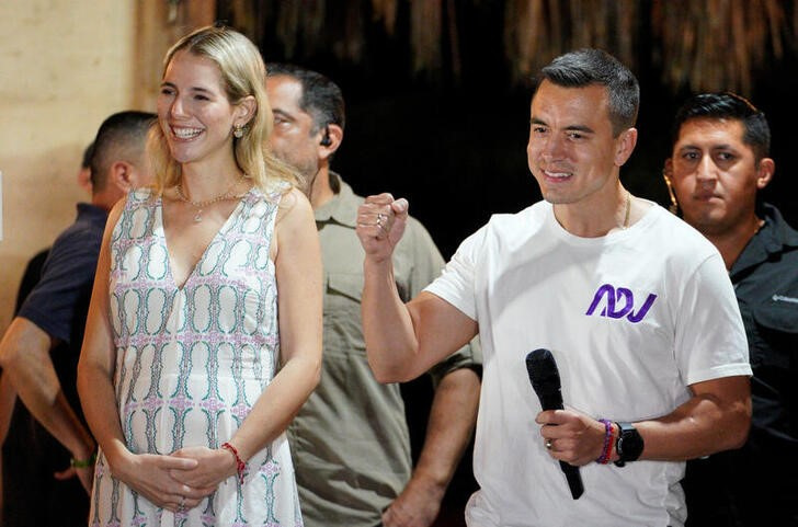 &copy; Reuters. El candidato presidencial Daniel Noboa y esposa, Lavinia Valbonesi, celebran la victoria en la elección presidencial en Santa Elena, Ecuador. 15 octubre 2023. REUTERS/Santiago Arcos