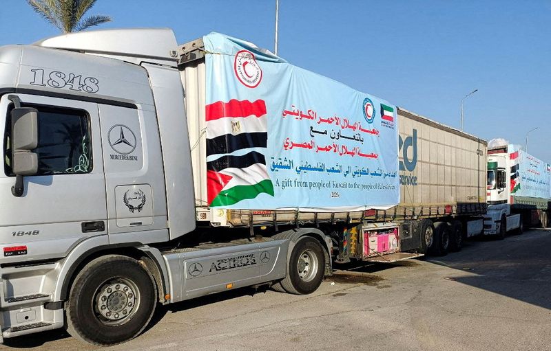 &copy; Reuters. Camion che trasportano aiuti umanitari per i palestinesi attendono la riapertura del valico di Rafah per entrare a Gaza, nella città di Al-Arish, penisola del Sinai, Egitto, 16 ottobre 2023. REUTERS/Stringer