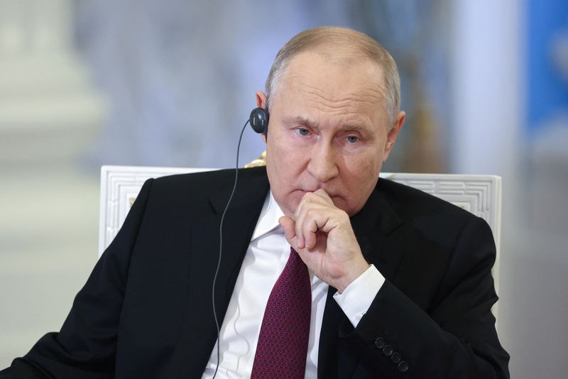 &copy; Reuters. الرئيس الروسي فلاديمير بوتين خلال مقابلة في موسكو في صورة صدرت يوم الاثنين. صورة لرويترز من ممثل لوكالات الأنباء. 
