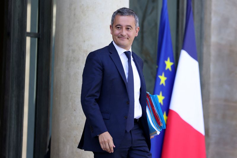 &copy; Reuters. Le ministre français de l'intérieur, Gérald Darmanin, sort de l'Elysée à Paris, en France. /Photo prise le 27 septembre 2023/REUTERS/Johanna Geron