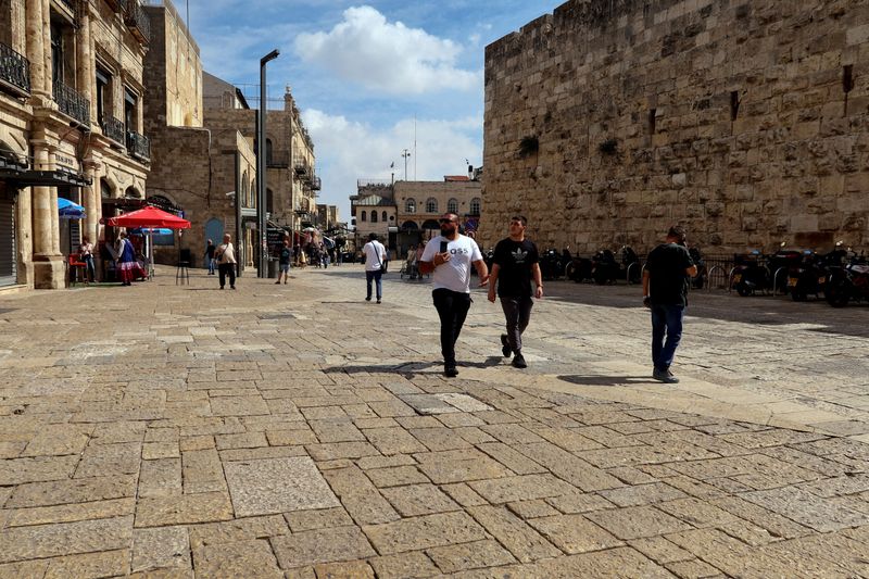 &copy; Reuters. FILE PHOTO: People walk into Jerusalem's Old City via Jaffa Gate, as the conflict wreaks havoc across the tourism sector October 11, 2023. REUTERS/Sinan Abu Mayzer/File Photo