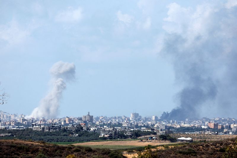 &copy; Reuters. La fumée monte à Gaza après des frappes israéliennes. /Photo prise le 15 octobre 2023/REUTERS/Amir Cohen