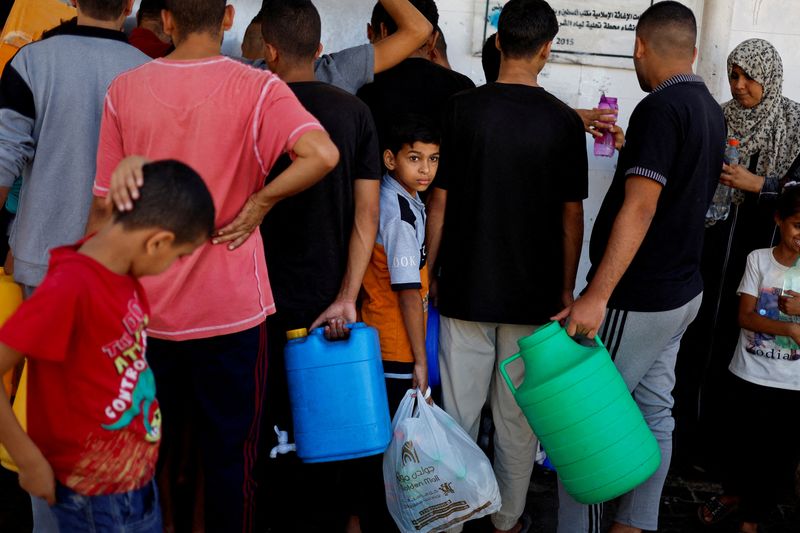 &copy; Reuters. Palestinos se reúnem em busca de água em Khan Younis
 15/10/2023    REUTERS/Mohammed Salem