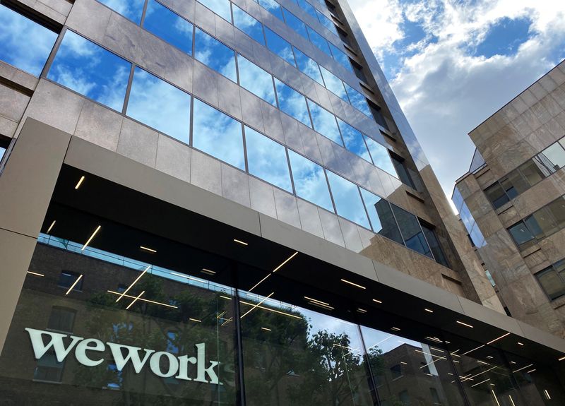 © Reuters. FILE PHOTO: The logo of WeWork, backed by Japan's SoftBank Group Corp, is seen in the window of an office building in London, Britain, July 3, 2020. REUTERS/Simon Newman/File Photo