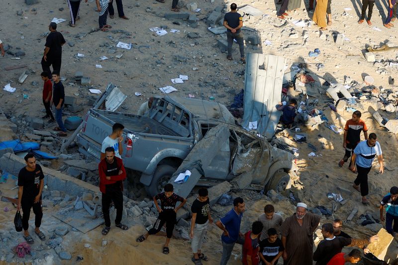 &copy; Reuters. Palestinos buscan víctimas bajo los escombros de una casa destruida por ataques israelíes en Jan Yunis, en el sur de la Franja de Gaza. 16 de octubre, 2023. REUTERS/Ibraheem Abu Mustafa