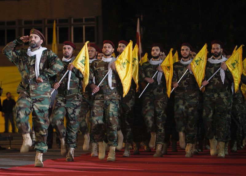 &copy; Reuters. أفراد جماعة حزب الله يحملون أعلام الحزب خلال مسيرة في بيروت بصورة من أرشيف رويترز. 