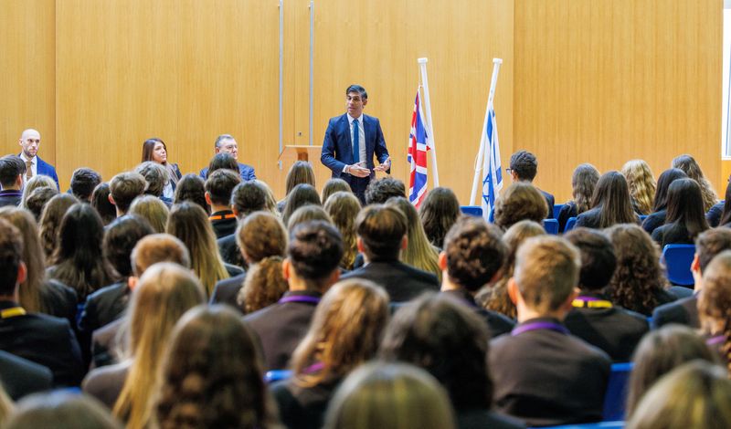 &copy; Reuters. British Prime Minister Rishi Sunak addresses students during a visit to a Jewish school in London, Britain October 16, 2023. Jonathan Buckmaster/Pool via REUTERS