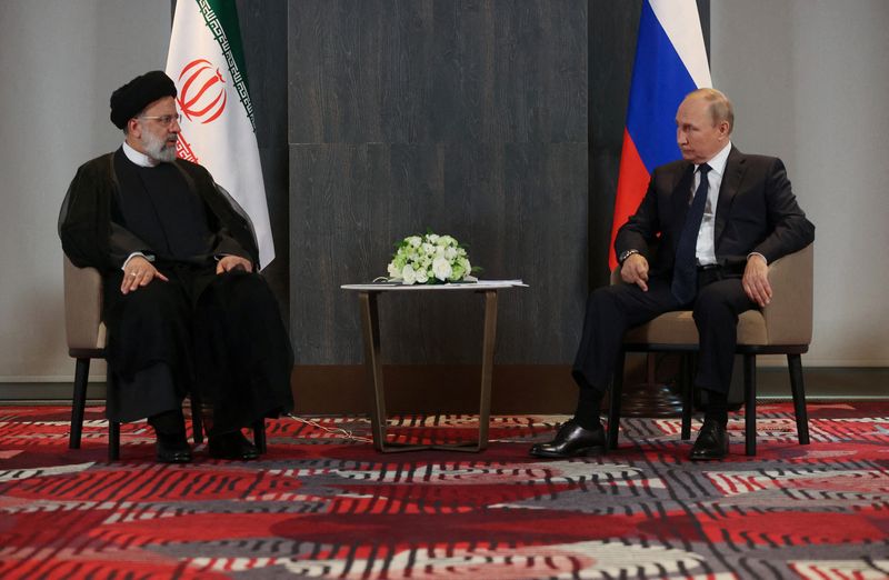 © Reuters. الرئيس الإيراني إبراهيم رئيسي والرئيس الروسي فلاديمير بوتين خلال اجتماع في سمرقند يوم 15 سبتمبر أيلول 2023. صورة لرويترز من ممثل لوكالات الأنباء.